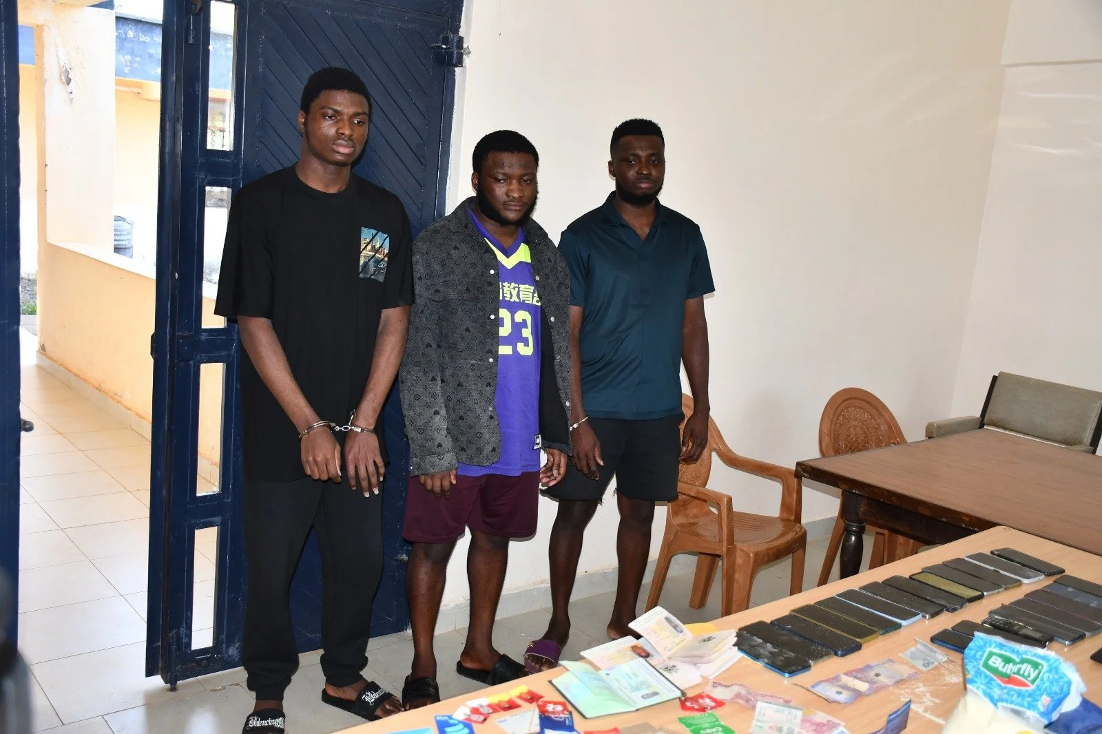 Nigerian-suspects-paraded-by-police-officers-before-being-arraigned